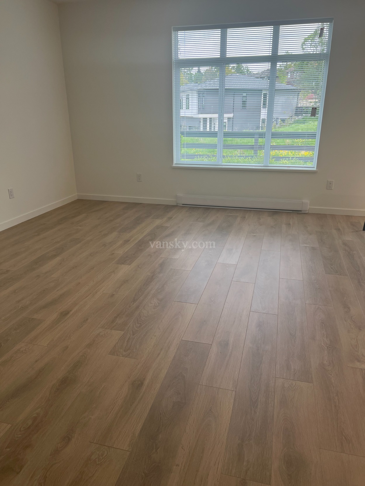 220525102006_15255 living.jpg